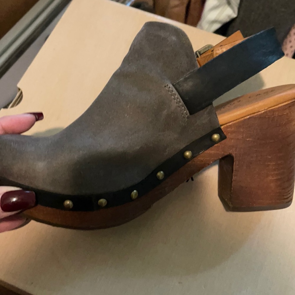 Kork ease clog shoes size 9, in gray and black. Leather upper and man made sole.